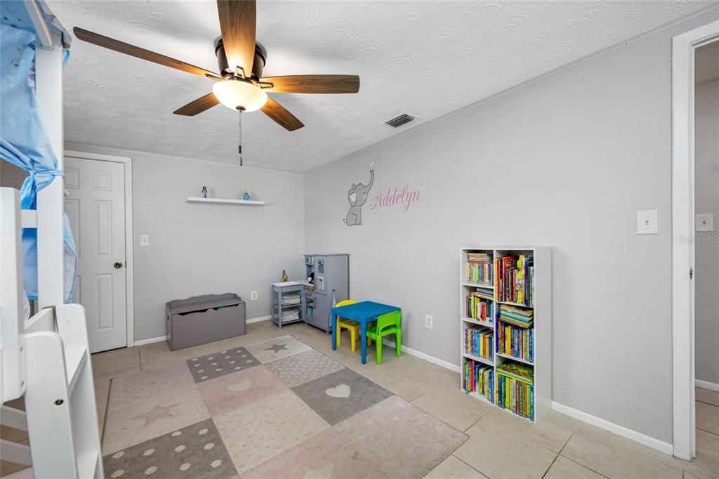 合同活跃: $235,000 (3 贝兹, 2 浴室, 1368 平方英尺)