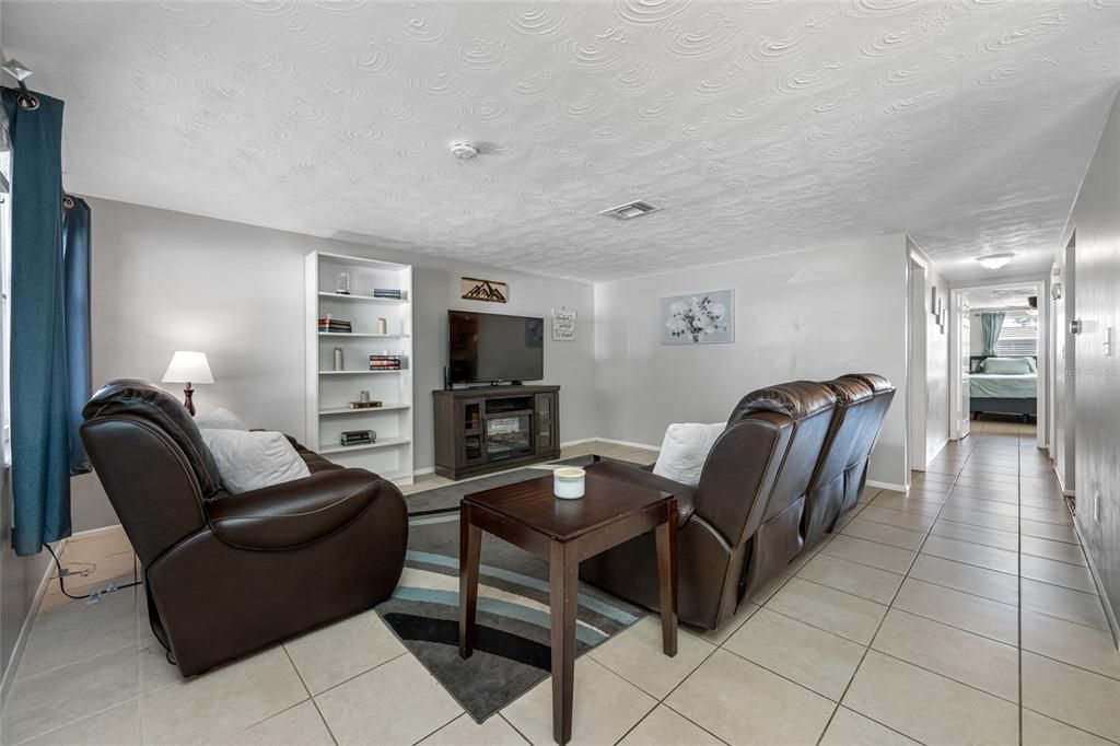 合同活跃: $235,000 (3 贝兹, 2 浴室, 1368 平方英尺)