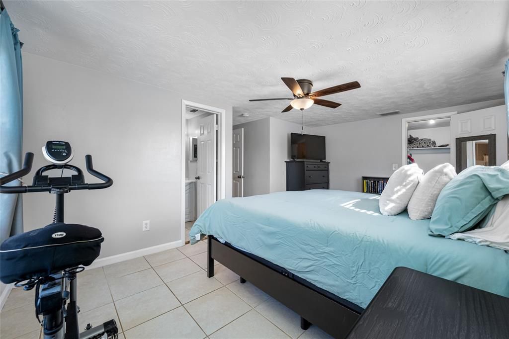 合同活跃: $235,000 (3 贝兹, 2 浴室, 1368 平方英尺)