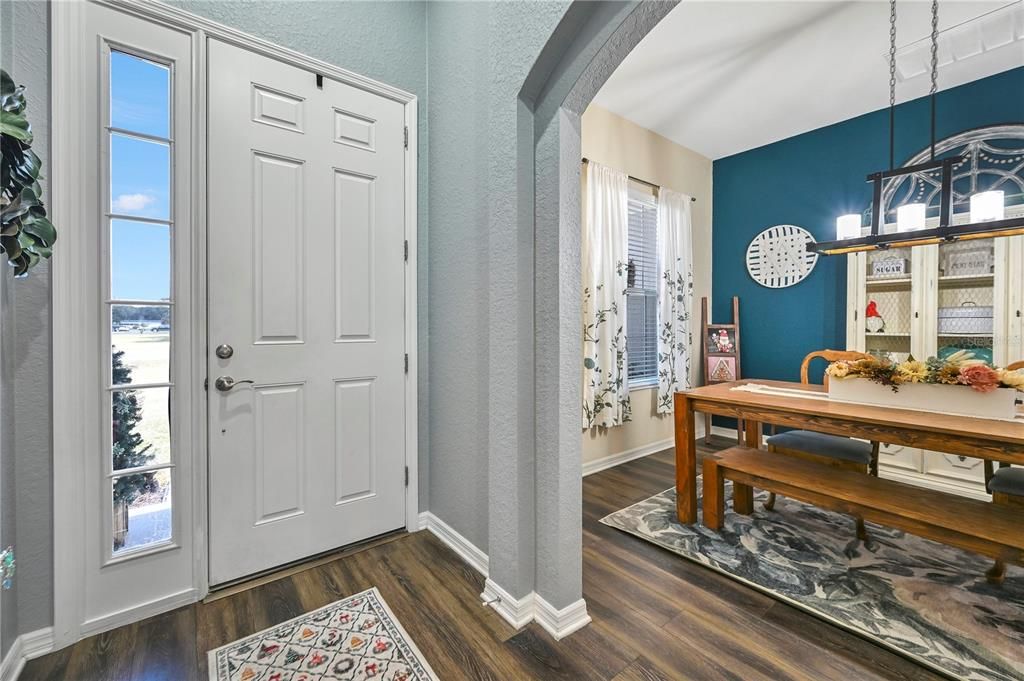 合同活跃: $630,000 (4 贝兹, 3 浴室, 2400 平方英尺)