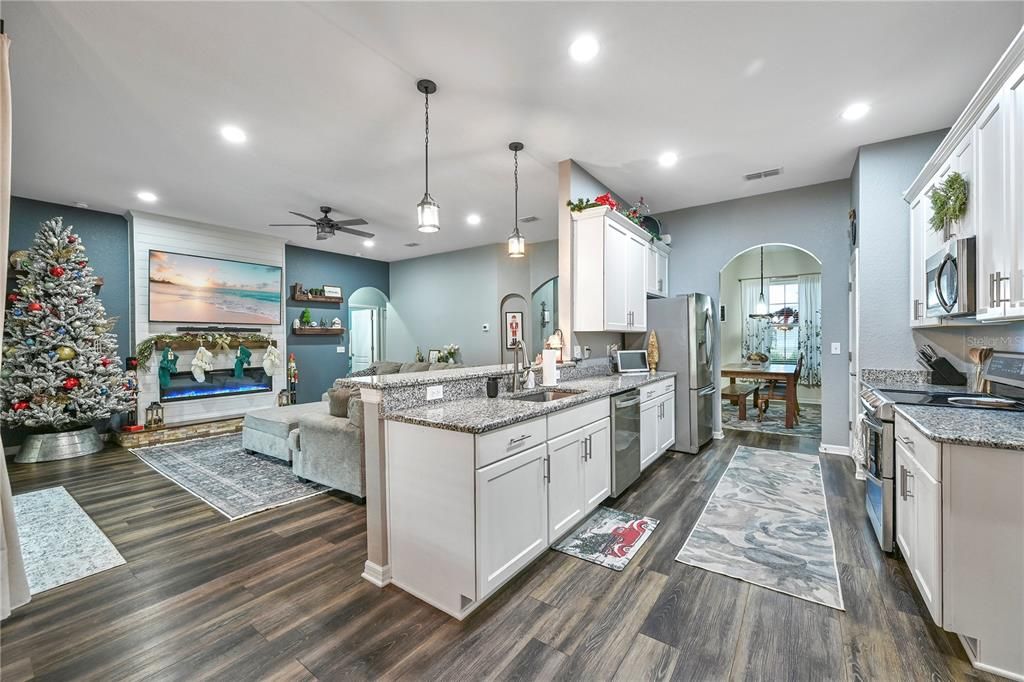 合同活跃: $630,000 (4 贝兹, 3 浴室, 2400 平方英尺)