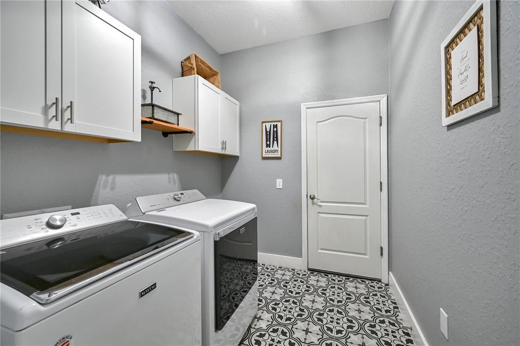 合同活跃: $630,000 (4 贝兹, 3 浴室, 2400 平方英尺)