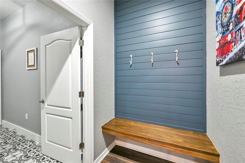 合同活跃: $630,000 (4 贝兹, 3 浴室, 2400 平方英尺)