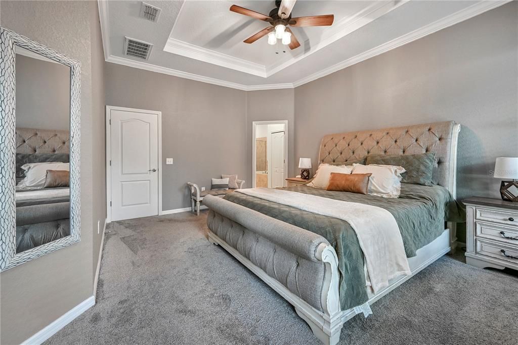 合同活跃: $630,000 (4 贝兹, 3 浴室, 2400 平方英尺)