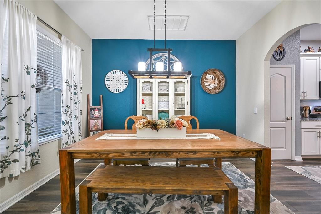 合同活跃: $630,000 (4 贝兹, 3 浴室, 2400 平方英尺)