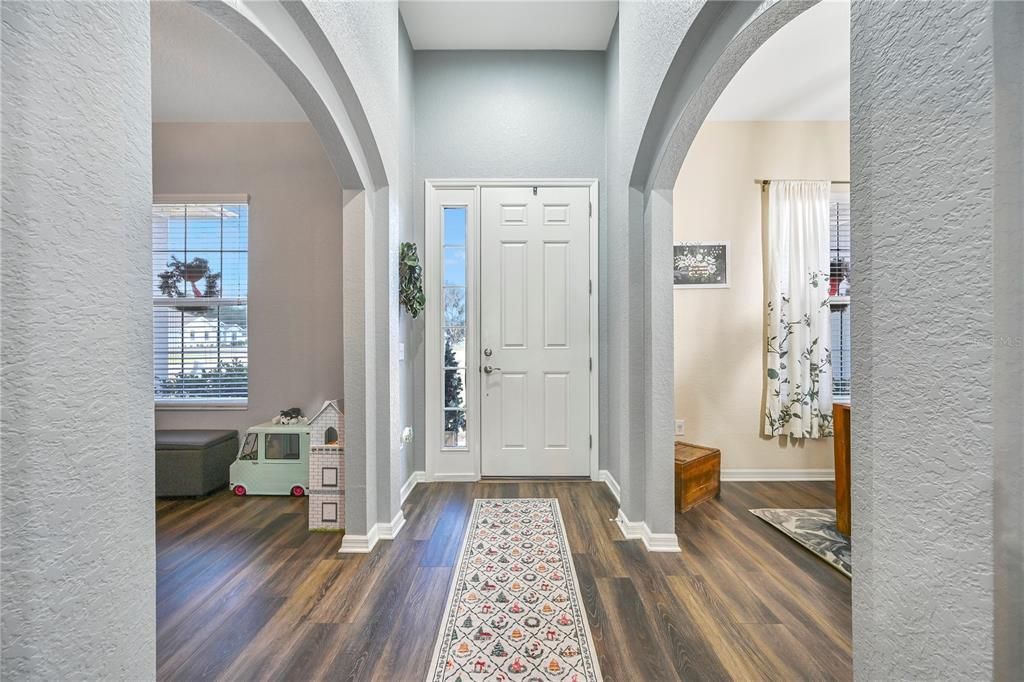 合同活跃: $630,000 (4 贝兹, 3 浴室, 2400 平方英尺)