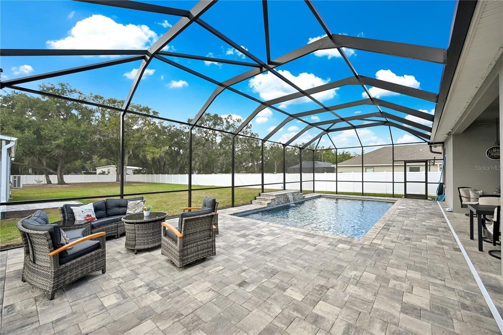 合同活跃: $630,000 (4 贝兹, 3 浴室, 2400 平方英尺)