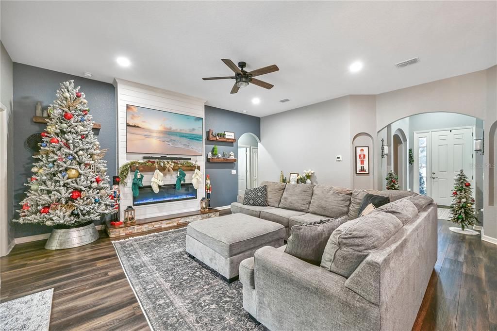 合同活跃: $630,000 (4 贝兹, 3 浴室, 2400 平方英尺)