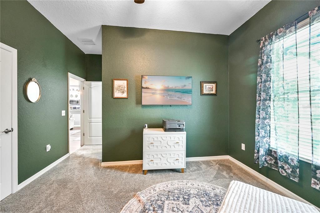 合同活跃: $630,000 (4 贝兹, 3 浴室, 2400 平方英尺)