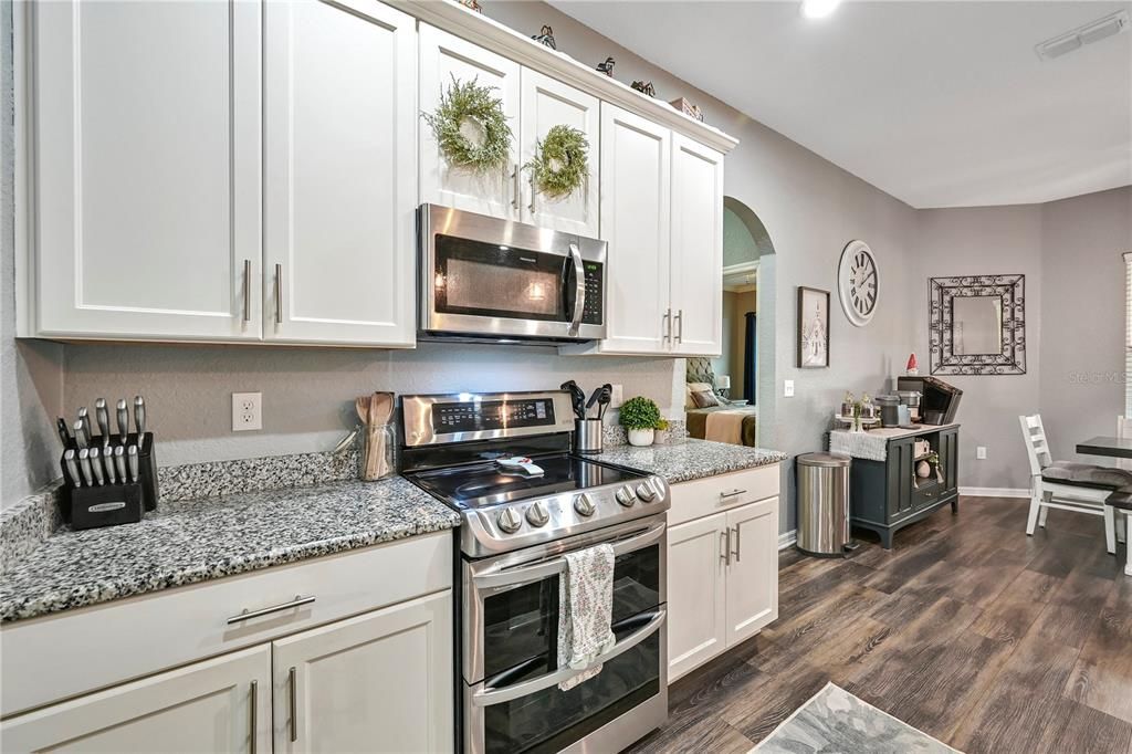 合同活跃: $630,000 (4 贝兹, 3 浴室, 2400 平方英尺)