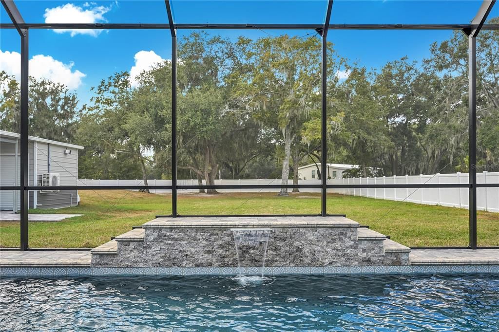 合同活跃: $630,000 (4 贝兹, 3 浴室, 2400 平方英尺)