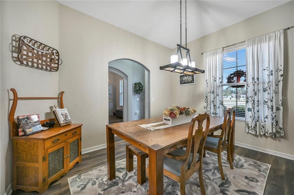 合同活跃: $630,000 (4 贝兹, 3 浴室, 2400 平方英尺)