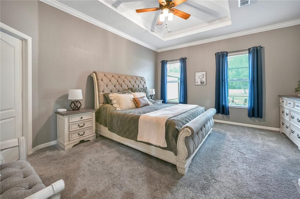 合同活跃: $630,000 (4 贝兹, 3 浴室, 2400 平方英尺)