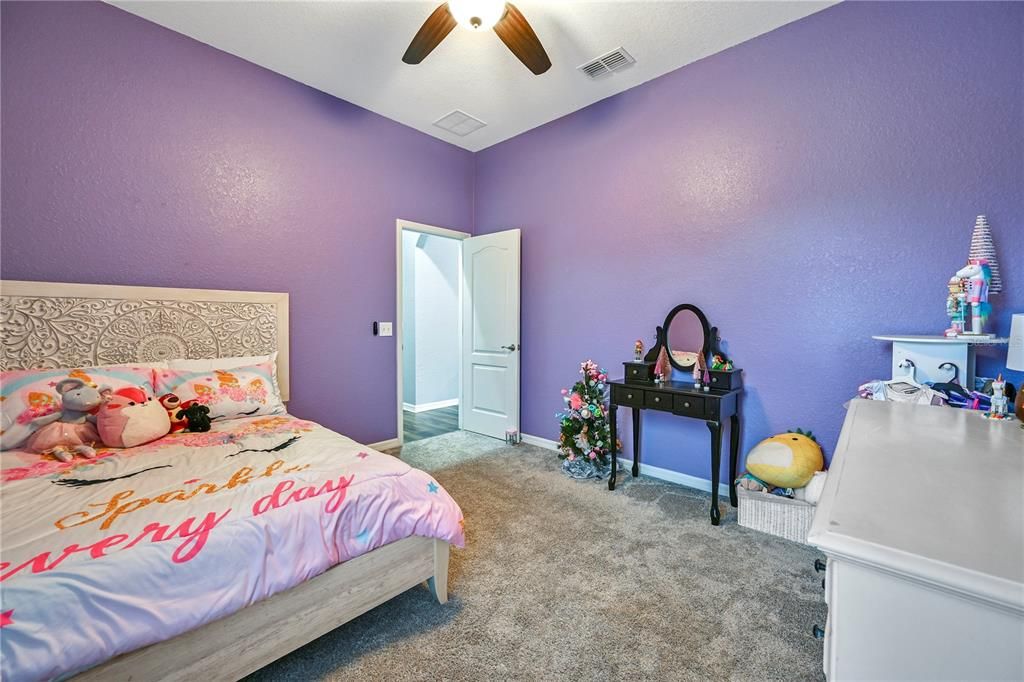 合同活跃: $630,000 (4 贝兹, 3 浴室, 2400 平方英尺)