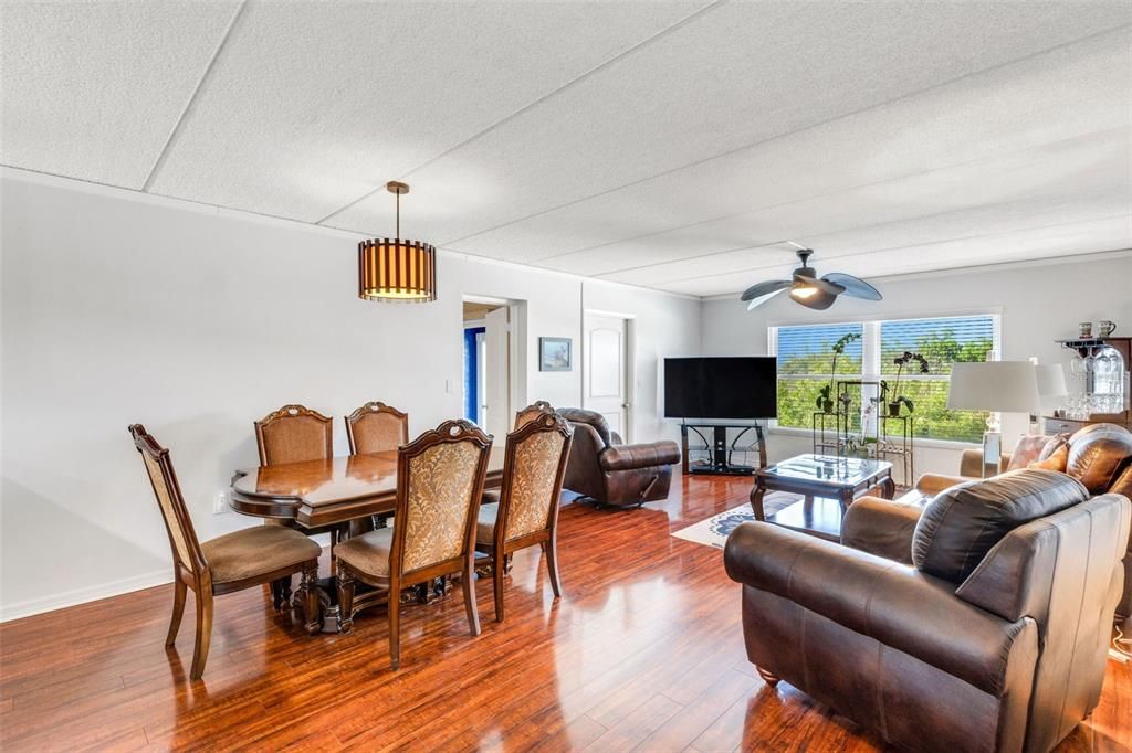 En Venta: $215,000 (2 camas, 2 baños, 1304 Pies cuadrados)