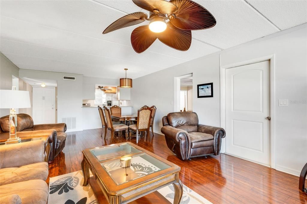 En Venta: $215,000 (2 camas, 2 baños, 1304 Pies cuadrados)