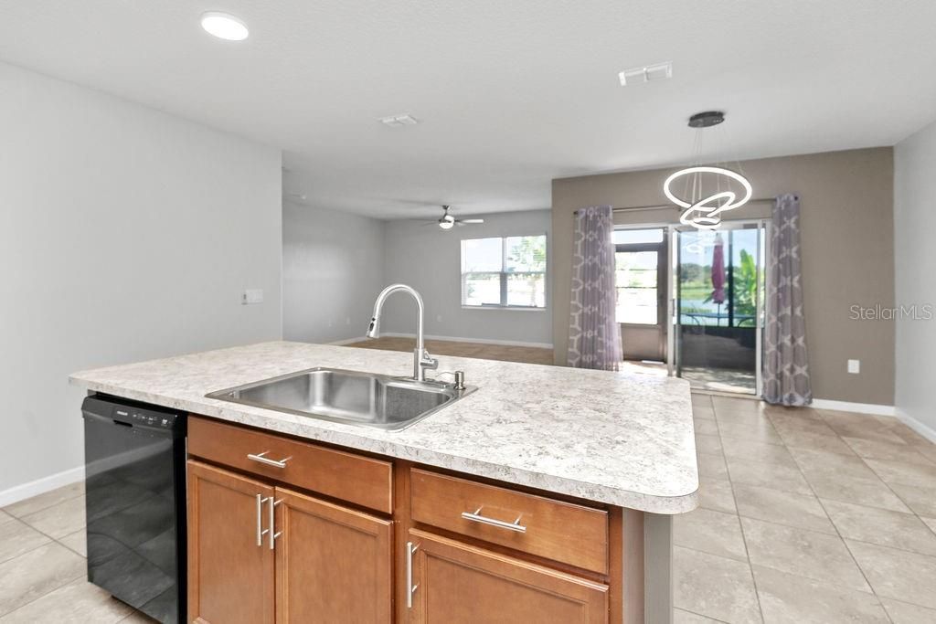 En Venta: $370,000 (4 camas, 2 baños, 1830 Pies cuadrados)