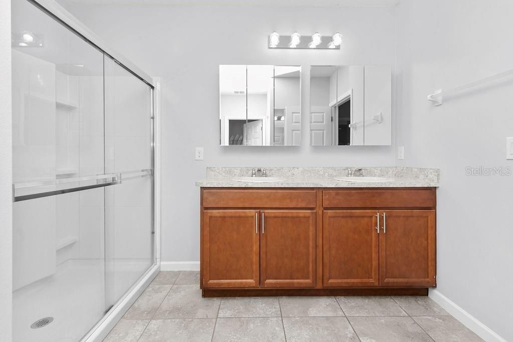 En Venta: $370,000 (4 camas, 2 baños, 1830 Pies cuadrados)