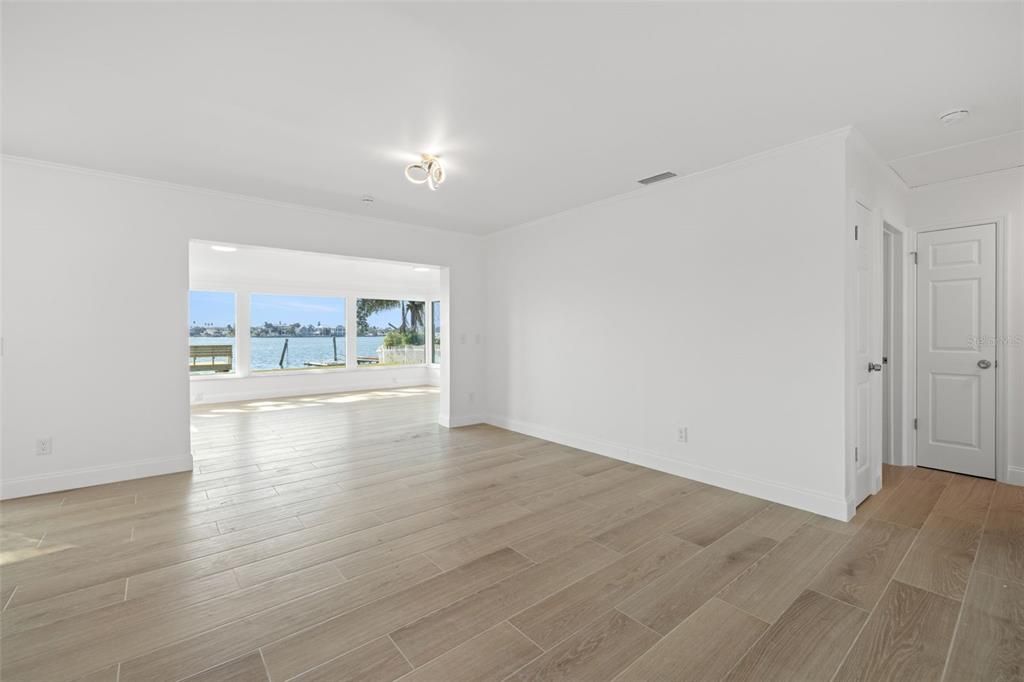 合同活跃: $975,000 (2 贝兹, 2 浴室, 1342 平方英尺)