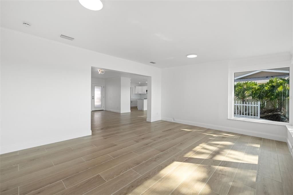 合同活跃: $975,000 (2 贝兹, 2 浴室, 1342 平方英尺)