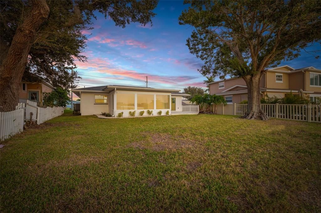 合同活跃: $975,000 (2 贝兹, 2 浴室, 1342 平方英尺)