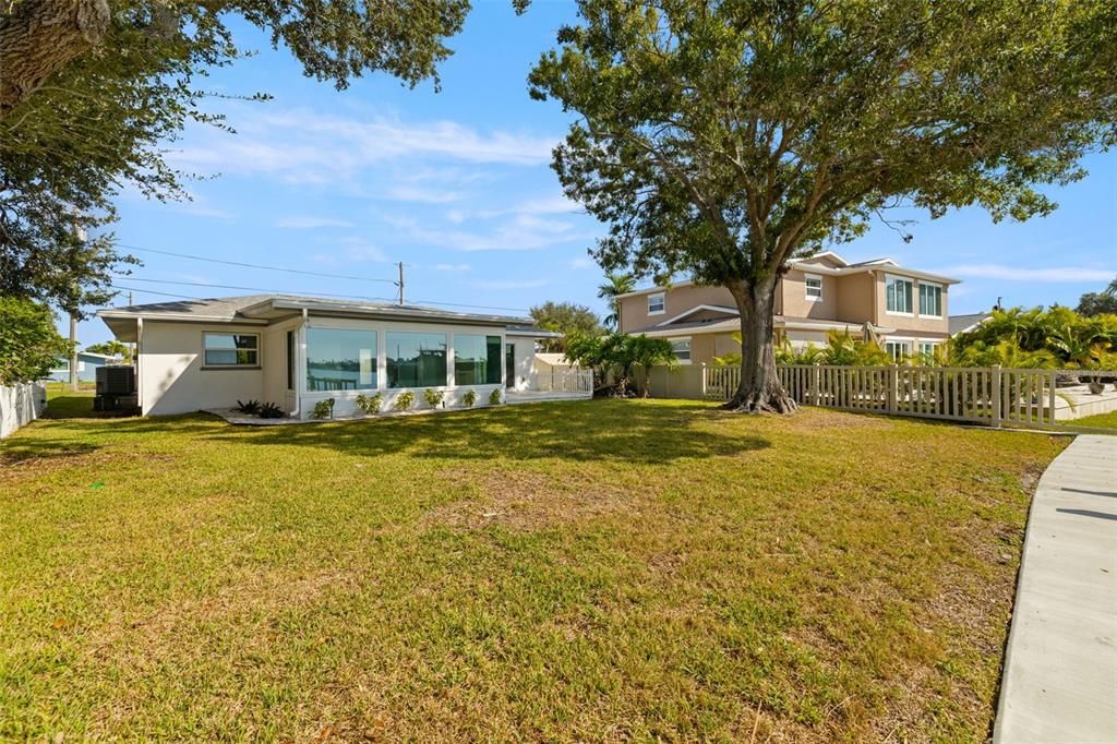 合同活跃: $975,000 (2 贝兹, 2 浴室, 1342 平方英尺)