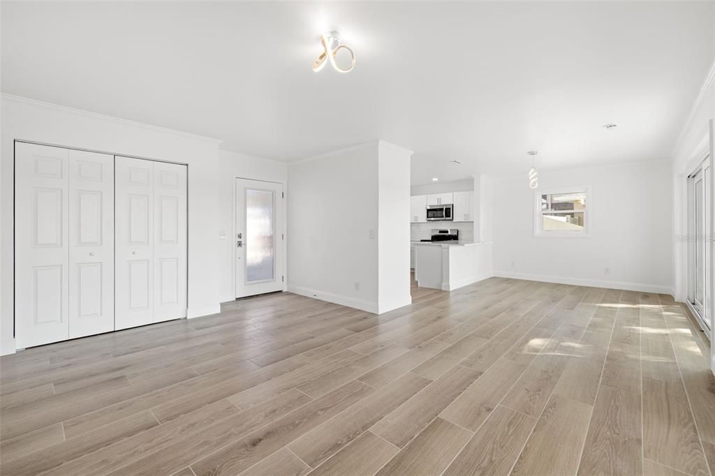 合同活跃: $975,000 (2 贝兹, 2 浴室, 1342 平方英尺)