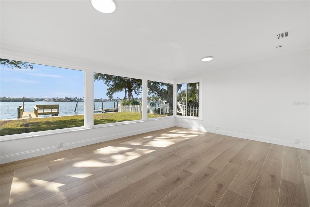 合同活跃: $975,000 (2 贝兹, 2 浴室, 1342 平方英尺)