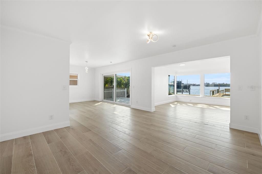 合同活跃: $975,000 (2 贝兹, 2 浴室, 1342 平方英尺)