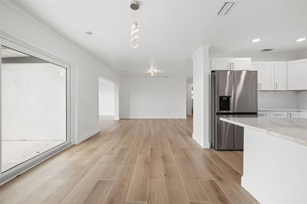 合同活跃: $975,000 (2 贝兹, 2 浴室, 1342 平方英尺)