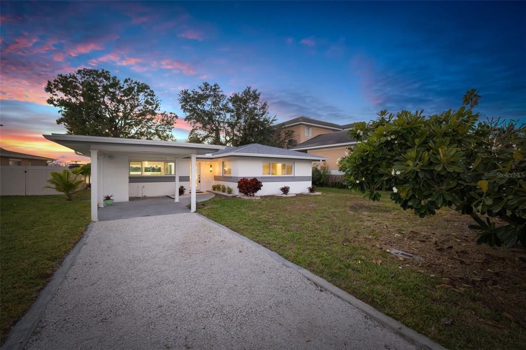 合同活跃: $975,000 (2 贝兹, 2 浴室, 1342 平方英尺)