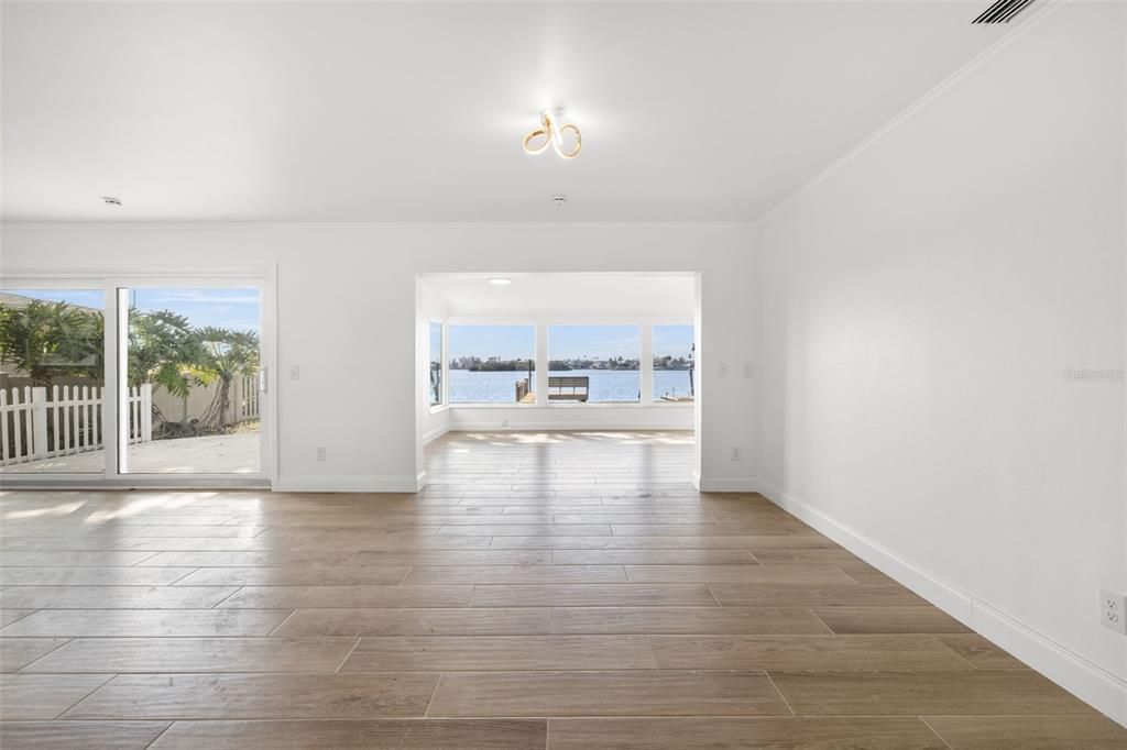 合同活跃: $975,000 (2 贝兹, 2 浴室, 1342 平方英尺)