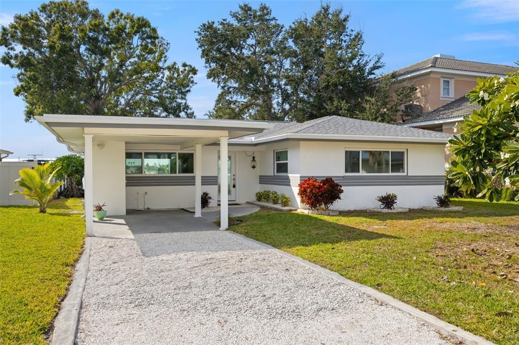 合同活跃: $975,000 (2 贝兹, 2 浴室, 1342 平方英尺)