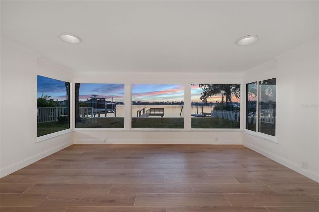 合同活跃: $975,000 (2 贝兹, 2 浴室, 1342 平方英尺)