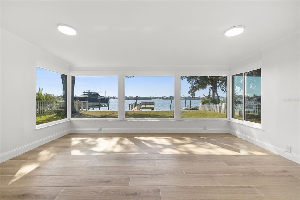 合同活跃: $975,000 (2 贝兹, 2 浴室, 1342 平方英尺)