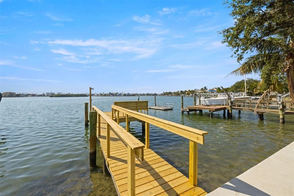 合同活跃: $975,000 (2 贝兹, 2 浴室, 1342 平方英尺)