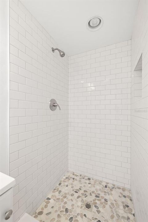 合同活跃: $975,000 (2 贝兹, 2 浴室, 1342 平方英尺)