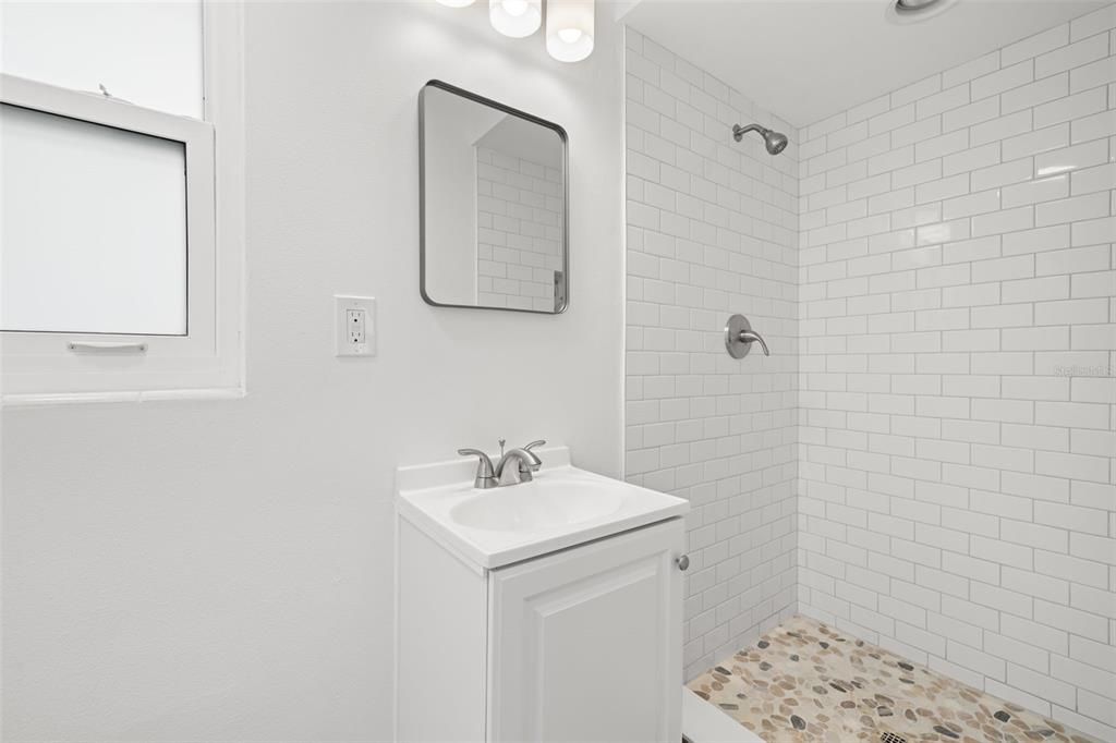 合同活跃: $975,000 (2 贝兹, 2 浴室, 1342 平方英尺)