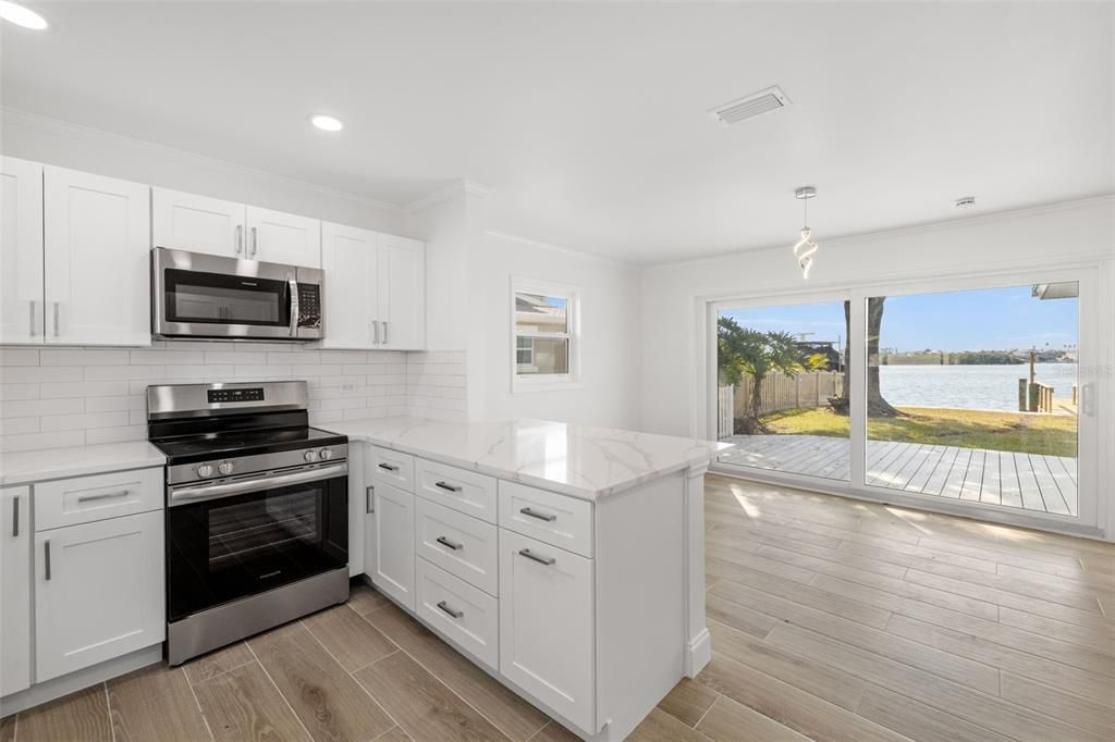 合同活跃: $975,000 (2 贝兹, 2 浴室, 1342 平方英尺)