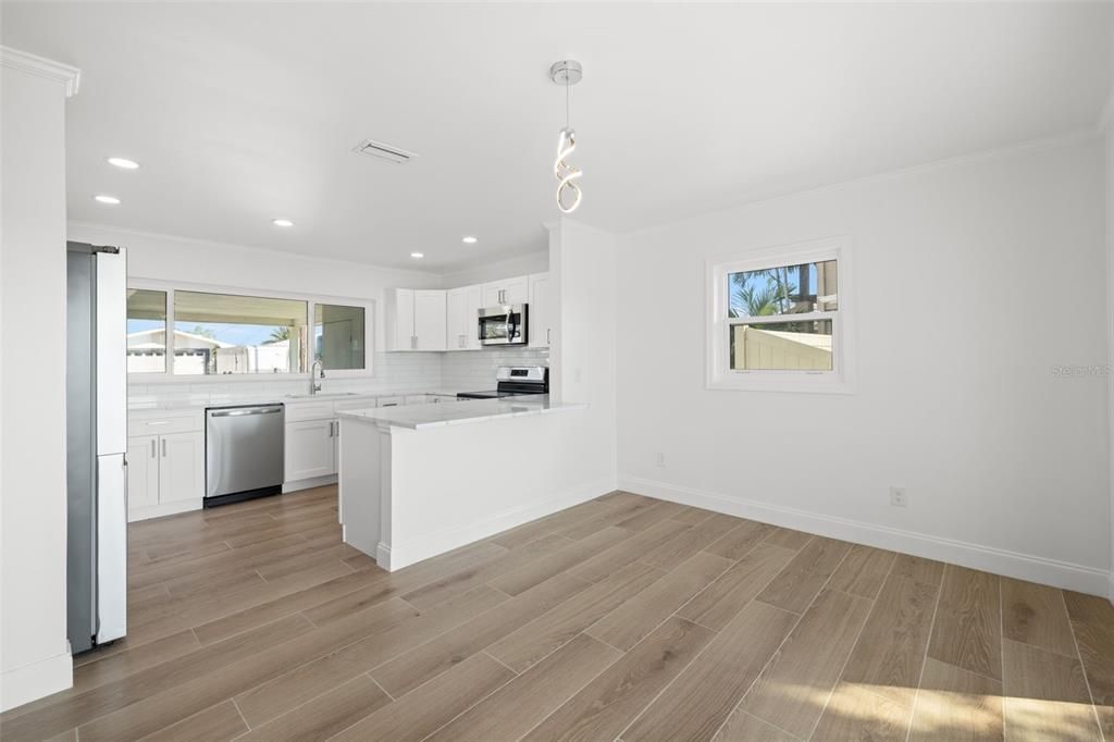 合同活跃: $975,000 (2 贝兹, 2 浴室, 1342 平方英尺)