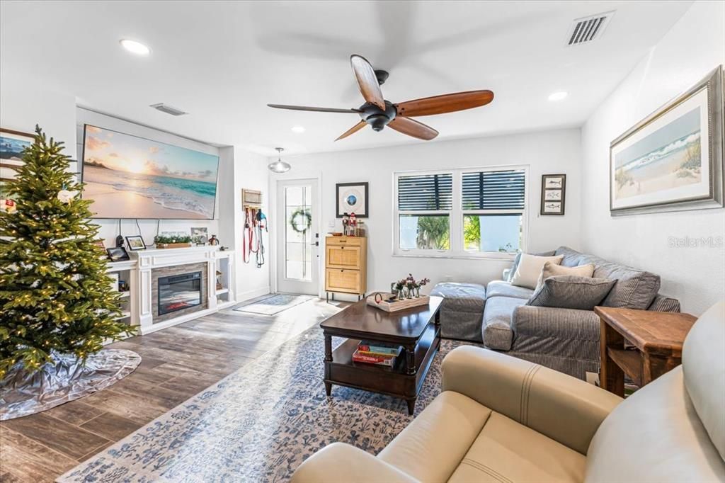 Под контрактом: $759,000 (3 спален, 3 ванн, 1503 Квадратных фут)