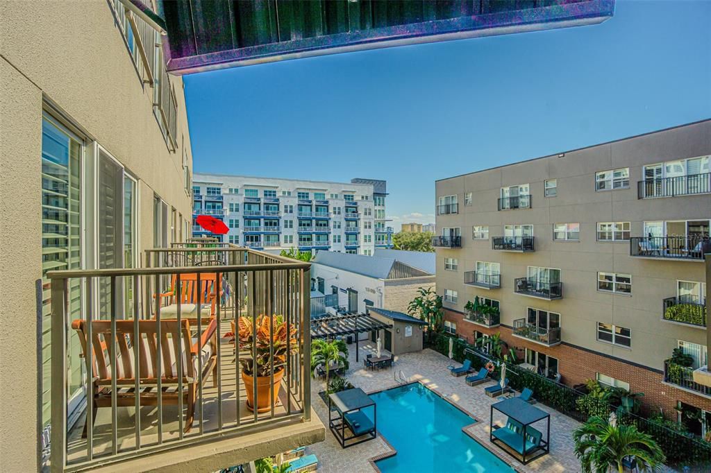 合同活跃: $468,000 (1 贝兹, 1 浴室, 1116 平方英尺)