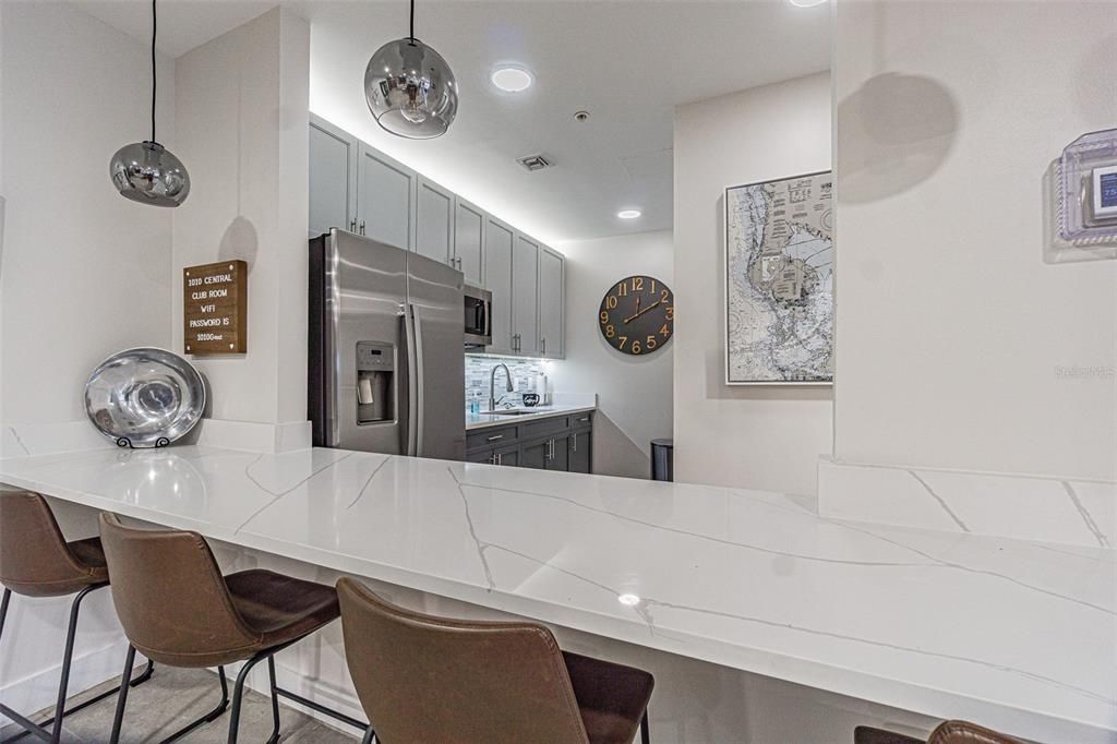 合同活跃: $468,000 (1 贝兹, 1 浴室, 1116 平方英尺)