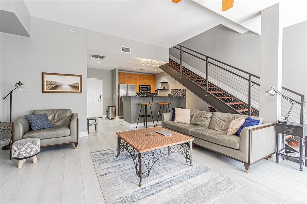 合同活跃: $468,000 (1 贝兹, 1 浴室, 1116 平方英尺)