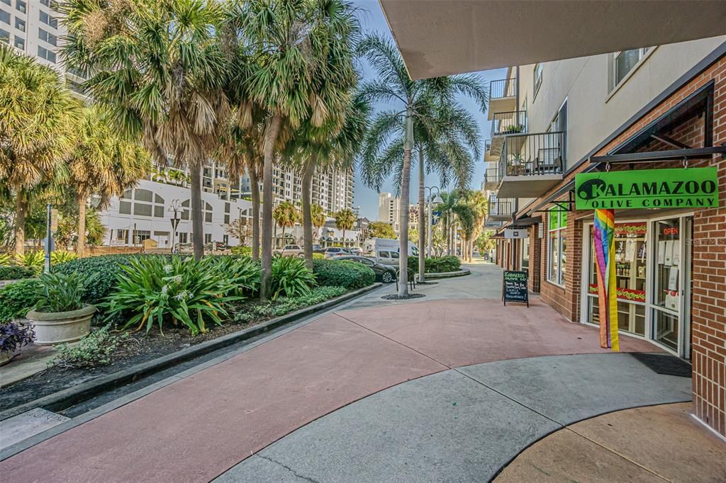 合同活跃: $468,000 (1 贝兹, 1 浴室, 1116 平方英尺)