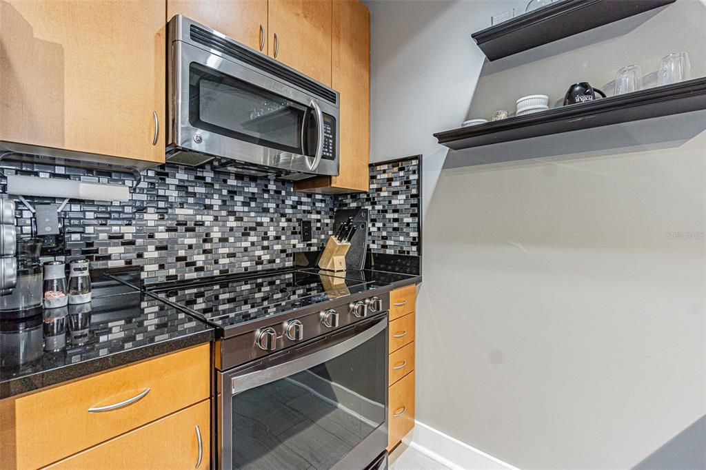 合同活跃: $468,000 (1 贝兹, 1 浴室, 1116 平方英尺)