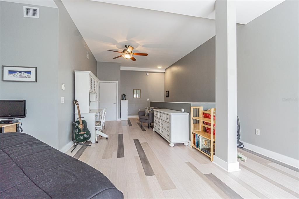 合同活跃: $468,000 (1 贝兹, 1 浴室, 1116 平方英尺)