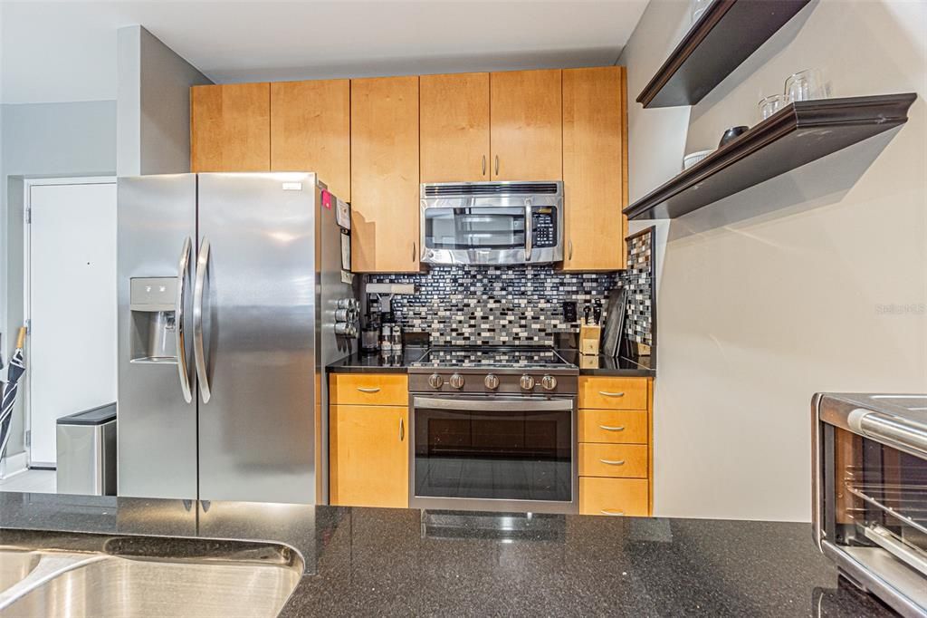 合同活跃: $468,000 (1 贝兹, 1 浴室, 1116 平方英尺)