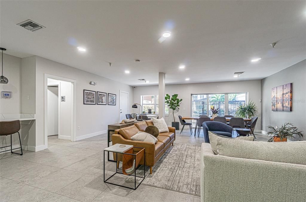 合同活跃: $468,000 (1 贝兹, 1 浴室, 1116 平方英尺)