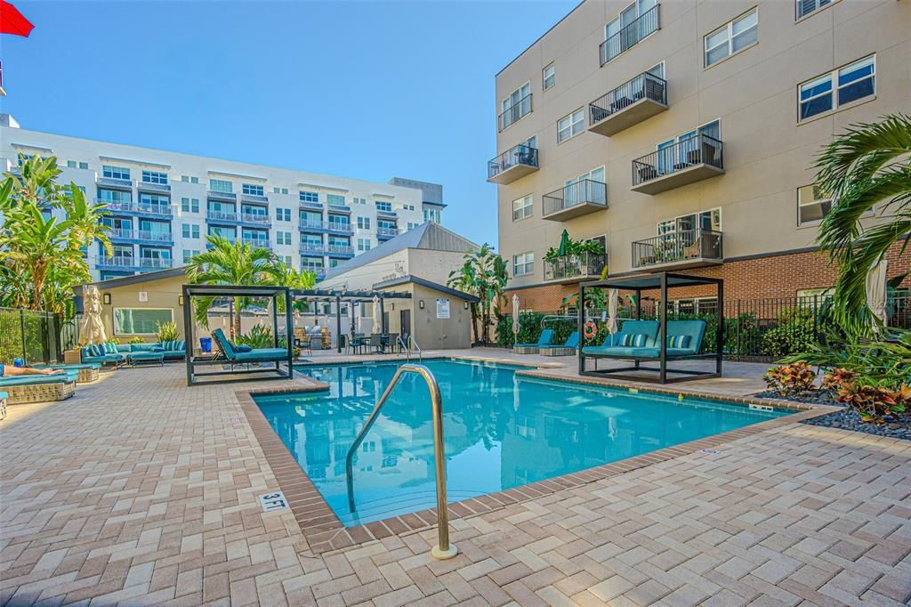 合同活跃: $468,000 (1 贝兹, 1 浴室, 1116 平方英尺)